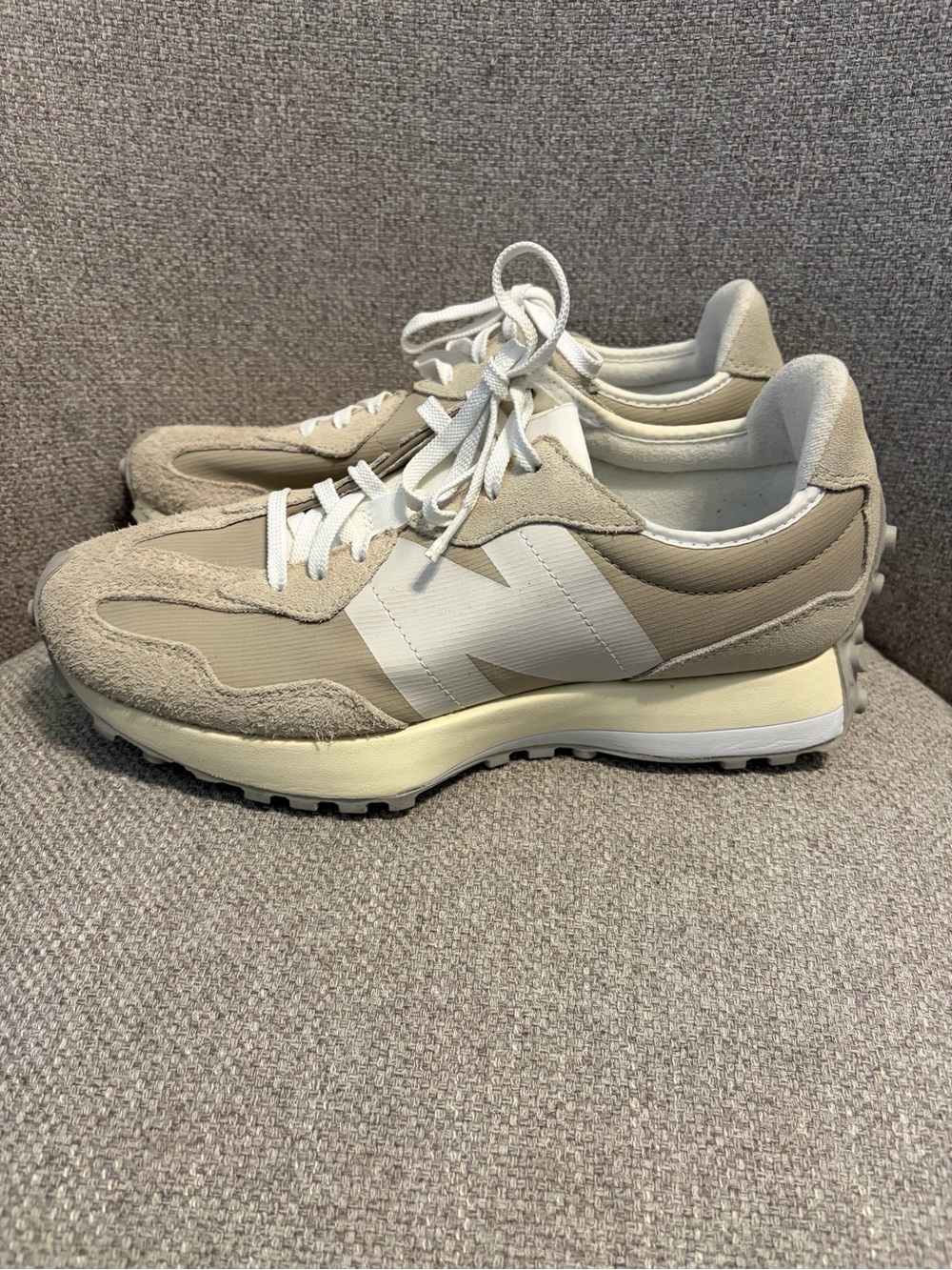 NEW BALANCE - woman’s size 10.5 327 sneakers.